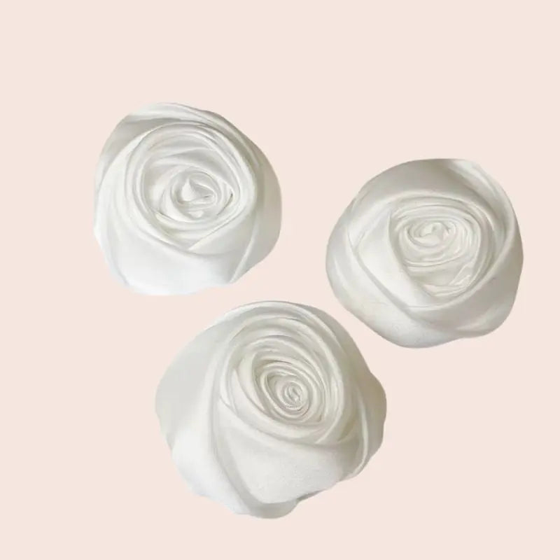 Roses fermées artificielles en satin de soie blanc