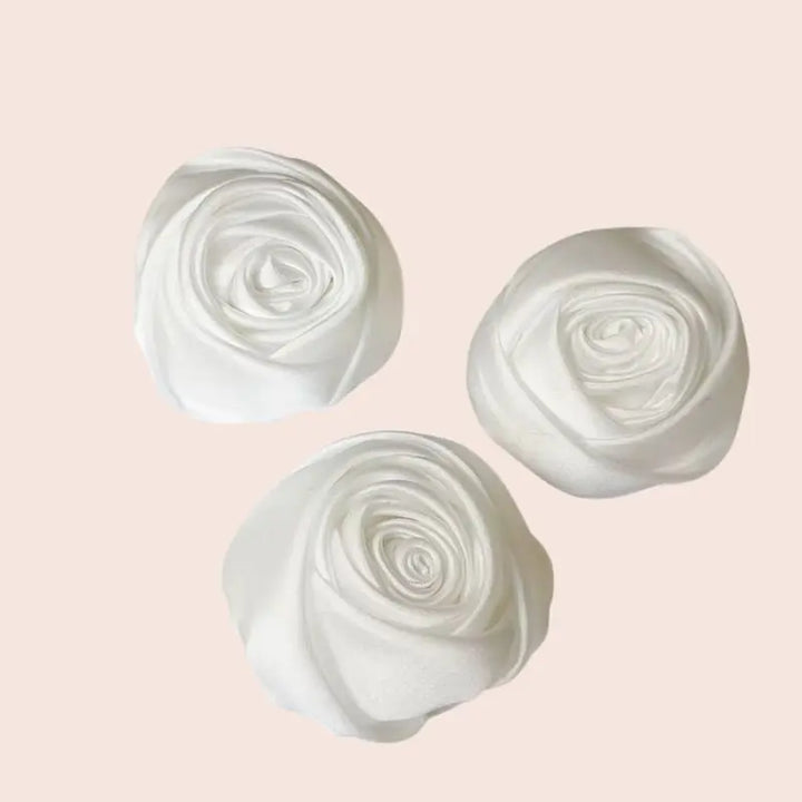Roses fermées artificielles en satin de soie blanc