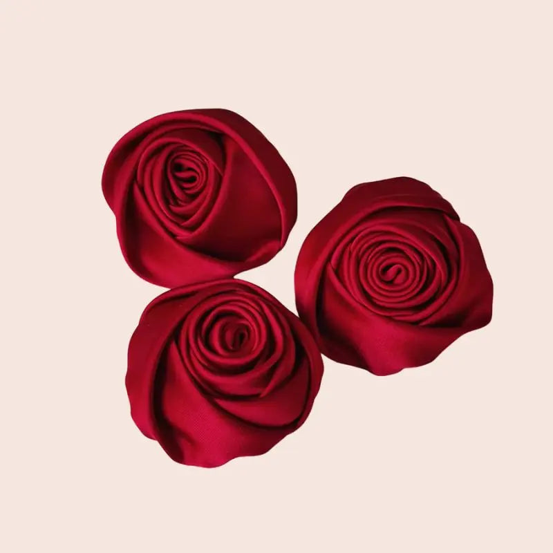 Roses fermées artificielles en satin de soie bordeaux