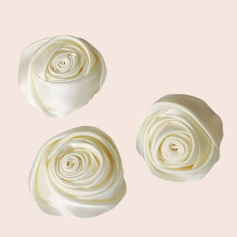 Roses fermées artificielles en satin de soie ivoire