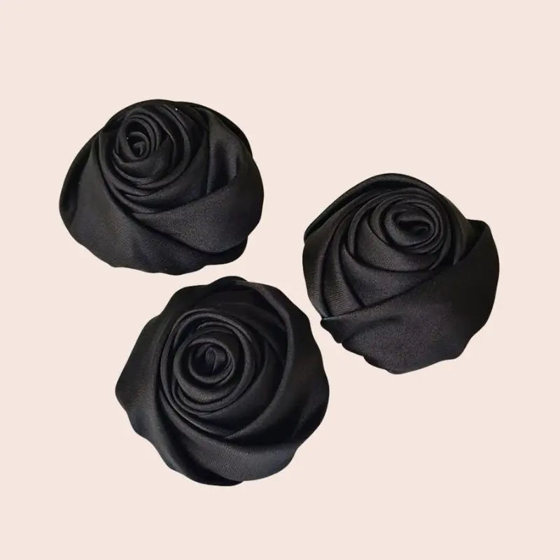 Roses fermées artificielles en satin de soie noir