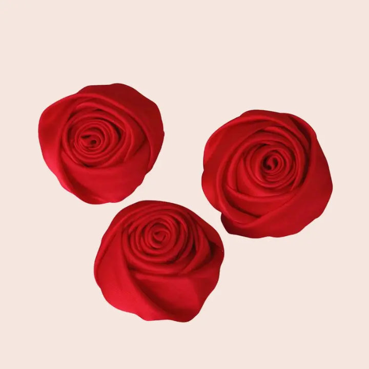 Roses fermées artificielles en satin de soie rouge