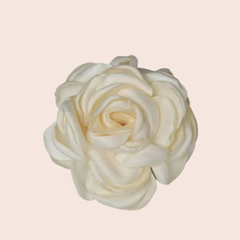 Roses ouvertes artificielles en satin de soie ivoire