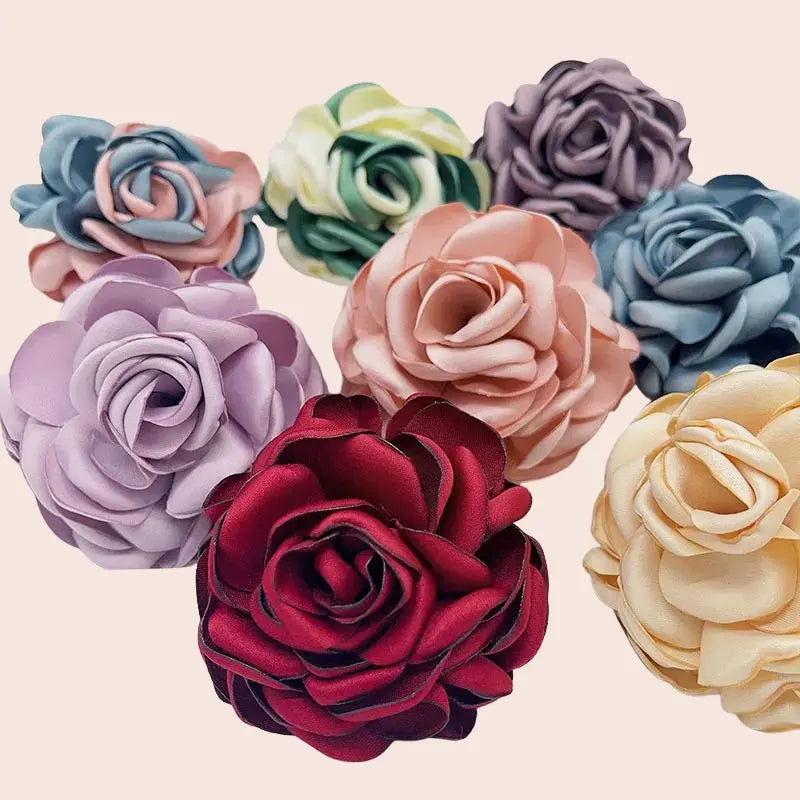 Modèles de roses ouvertes artificielles en satin de soie