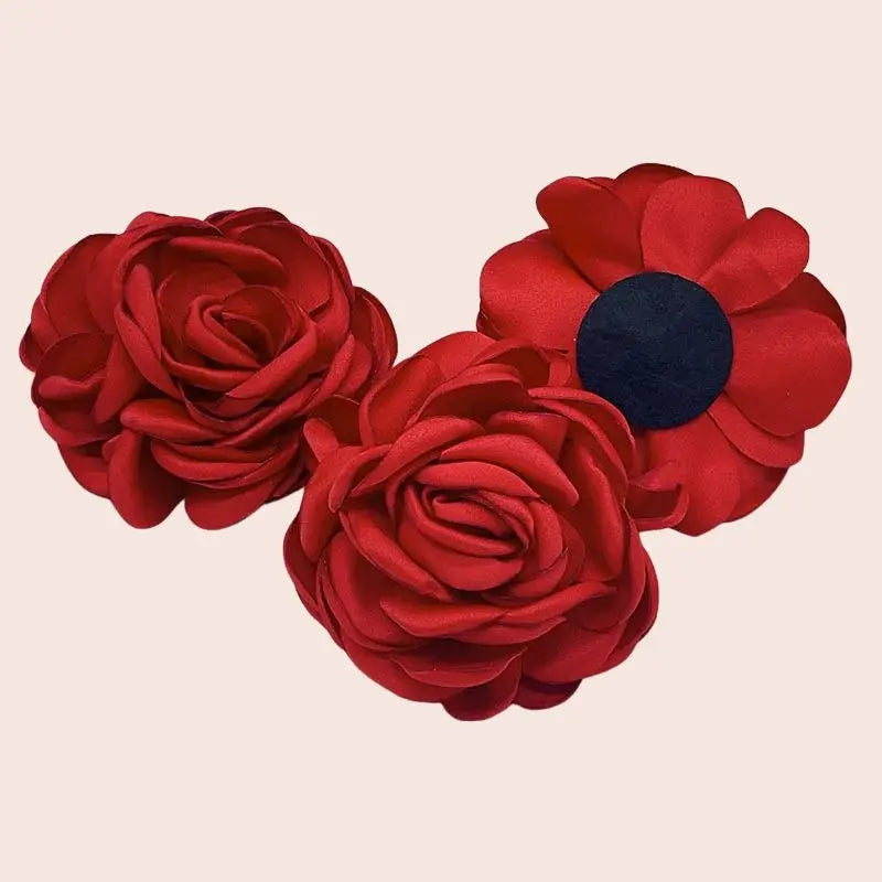 Roses ouvertes artificielles en satin de soie rouge