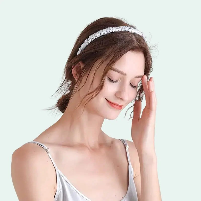 Mannequin portant un serre-tête uni plissé en soie de mûrier crème