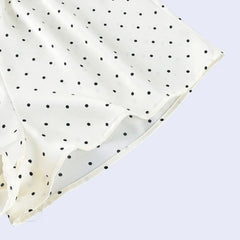 Short blanc à pois noirs en satin l Satin Lifestyle
