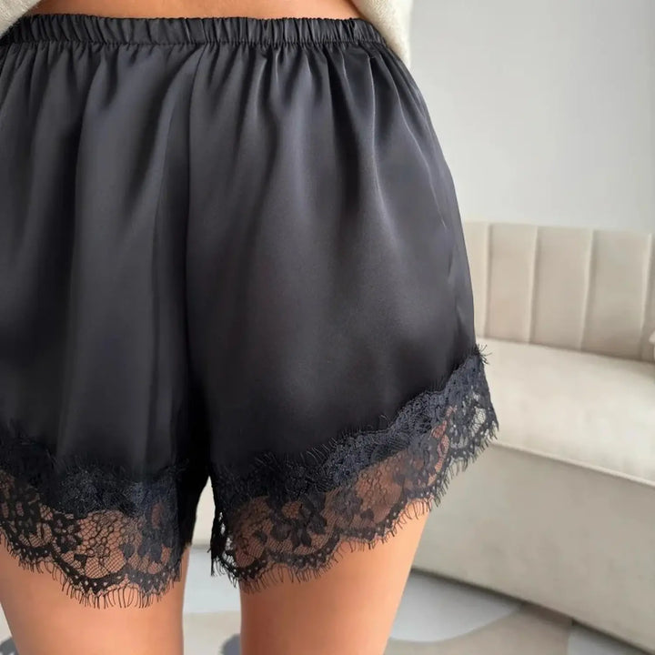 Short court uni en satin et dentelle noir l Satin Lifestyle