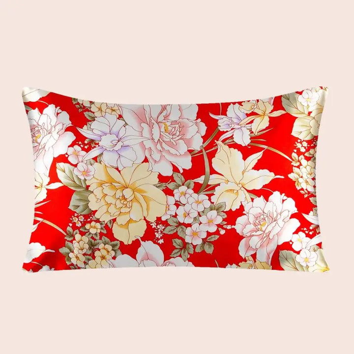 Taie d’oreiller en soie fleurs blanches fond rouge