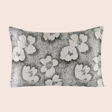 Taie d’oreiller en soie fleurs blanches contrastées