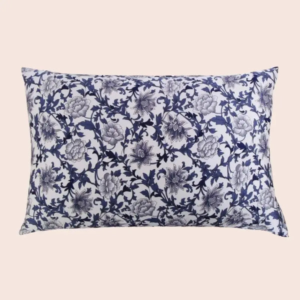 Taie d’oreiller en soie fleurs indigo sur fond blanc