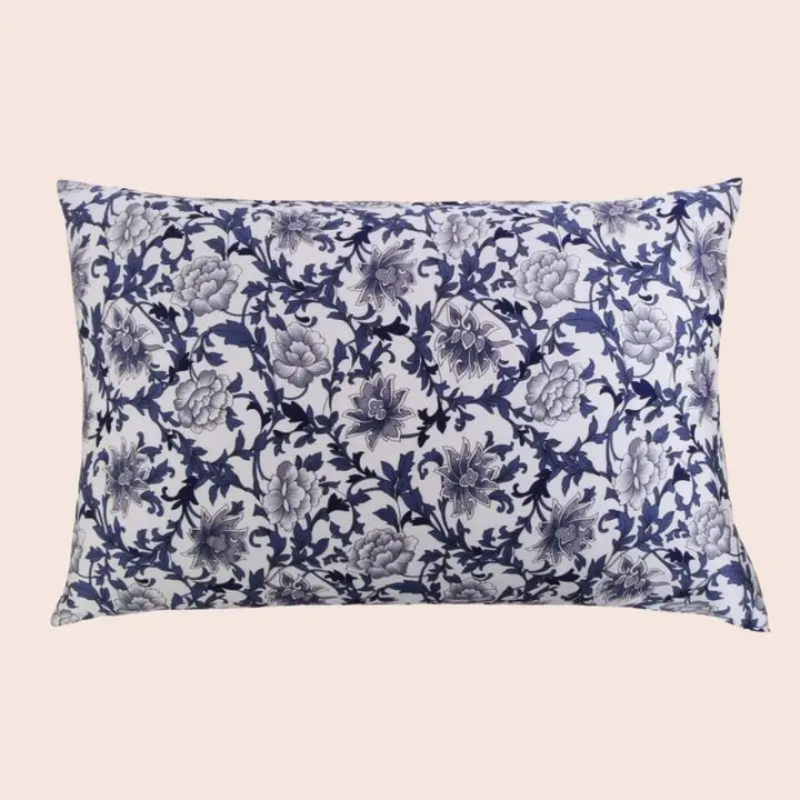 Taie d’oreiller en soie fleurs indigo sur fond blanc